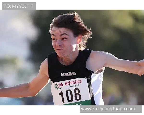 皮尔斯夜店偷瞄性感美女的紧张瞬间只需半秒钟的转头反应