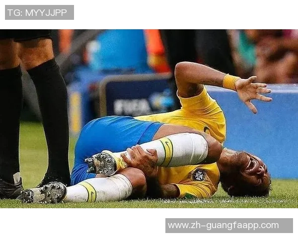 内马尔遭遇无接触拉伤痛苦倒地队医紧急救治后顽强回归赛场 内马尔遭遇无接触拉伤痛苦倒地队医紧急救治后顽强回归赛场